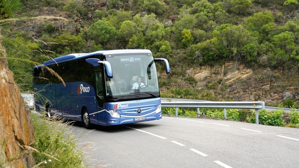 5c09e43a11828-01-mercedes-benz-tourismo-dream-routes-galicia-2560x1440.jpg