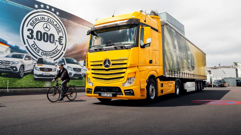 5b86b708991bf-00-mercedes-benz-demonstrates-sideguard-assist-on-the-actros-2560x1440.jpg